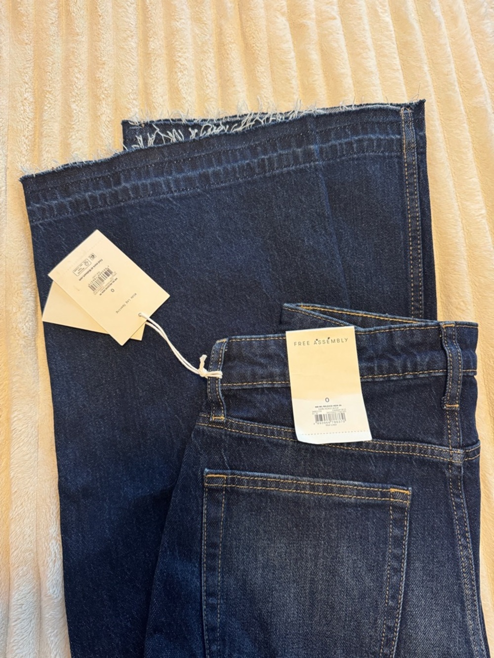 Cropped Wide Leg Raw Hem High Rise Denim Jeans - Free Assembly - Picture 2 of 6